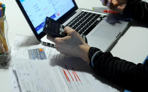 Las familias ya deben más del 130% de su salario mensual a bancos y billeteras virtuales