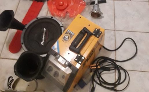 Allanaron por un robo de dinero y una campera pero encontraron elementos sustraídos en otros tres hechos delictivos