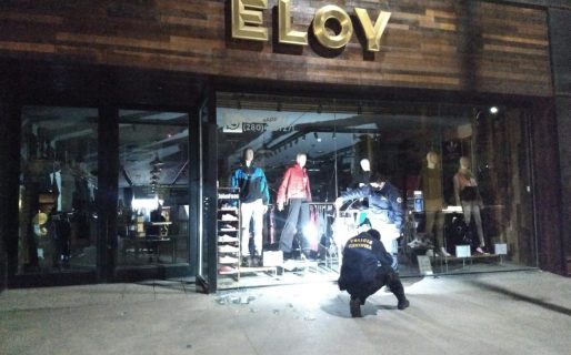 Detienen a un joven por romper con un martillo el ventanal de un comercio