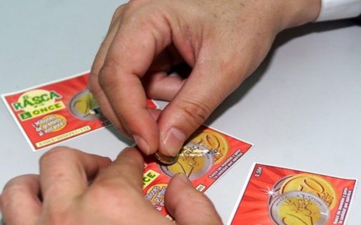 Un albañil ganó dos premios millonarios de la misma lotería y despertó las sospechas
