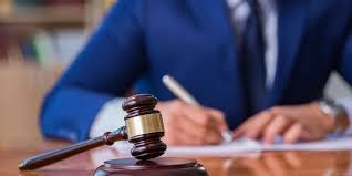 Chocó el auto y lo denunció como robado para que su pareja no se entere