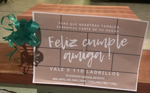 Es de Comodoro y sus amigas le hicieron un regalo que se volvió viral: 110 ladrillos