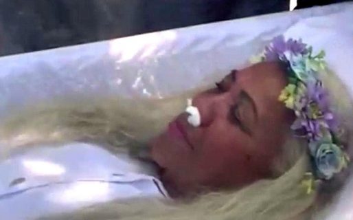 Una mujer que fingió su propia muerte para saber cómo la despedían