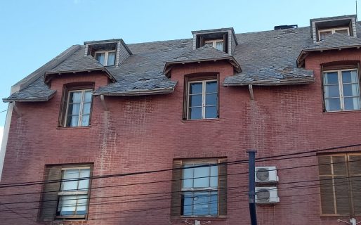 Preocupación por tejas sueltas que pueden caer sobre los peatones en un transitado sector del centro