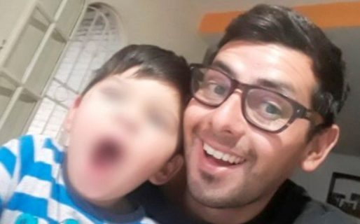 VIDEO: caminaba por la calle con su hijo de 3 años y murió aplastado por un árbol que tiró el viento