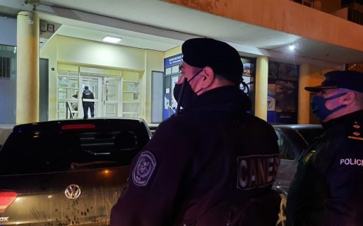 Cinco sujetos fueron aprehendidos por dañar el acceso a un edificio céntrico para agredir a un joven