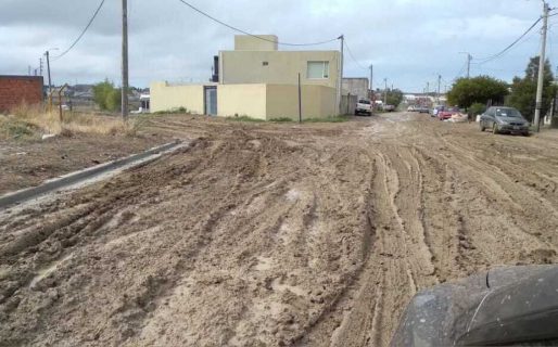 Vecinos del Barrio Castelli denuncian el mal estado de las calles por un obra no terminada