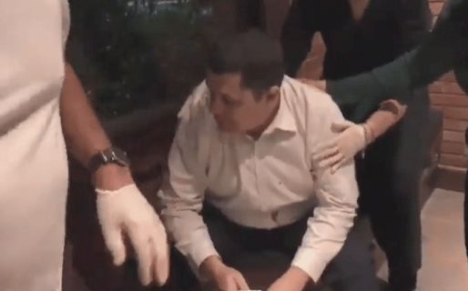 Quiso hacer cumplir el protocolo en el restaurante y le dieron una paliza