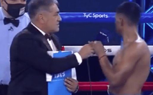 Perdió su pelea, pero triunfó en el amor: ¡un boxeador pidió casamiento a su novia sobre el ring!