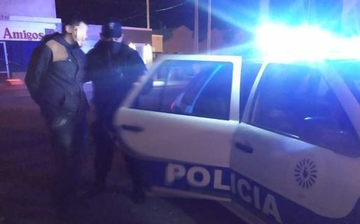 Quiso robar un auto pero los vecinos lo descubrieron y lo atraparon