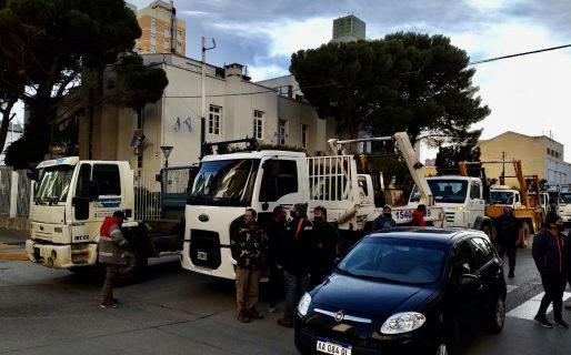 Trabajadores de contenedores se manifiestan frente a la Municipalidad