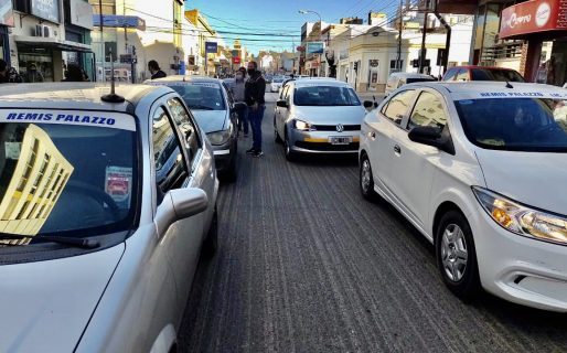 Caos vehicular en el centro por una movilización de remiseros hacia la Municipalidad