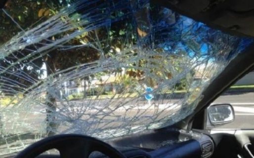Le gritó desde el auto «mové el culito, mamita» y ella le reventó el parabrisas a piedrazos