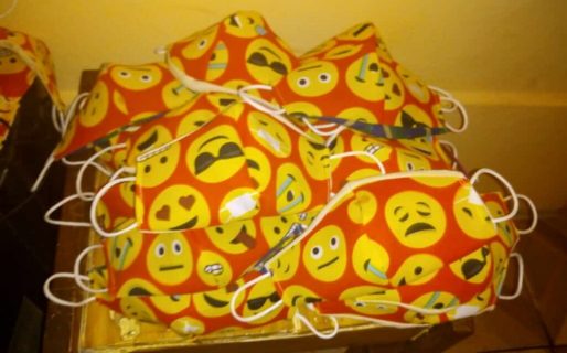 Realizan tapabocas para donar a los niños de las escuelas