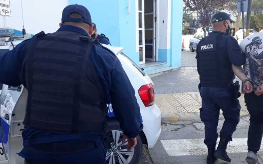Corrió al ladrón que le robo la cartera y logró que la policía lo detenga