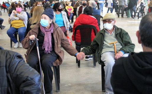 La historia detrás de la foto viral de los abuelos tomados de la mano esperando la vacuna
