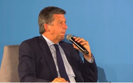 Menna impulsa que YPF done a municipios chicos de la Patagonia vehículos que prevé subastar