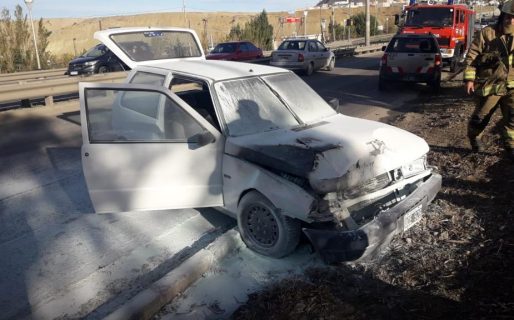 Luego de un choque un Fiat Uno se prendió fuego