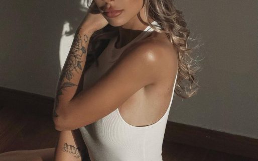 Con un body blanco ultra cavado, Romina Malaspina se burló del otoño