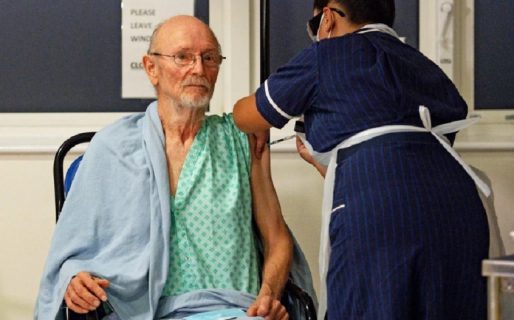 Murió William Shakespeare, el primer hombre que recibió la vacuna contra el coronavirus