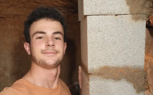 El adolescente de 15 años que cavó una cueva y se armó una casa con WiFi, luz y calefacción