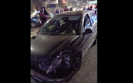Menores armados robaron un auto, intentaron escapar a contramano y chocaron contra un patrullero