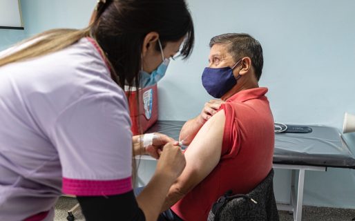 La provincia aplicará una tercera dosis de Sinopharm a inmunocomprometidos y mayores de 50 años