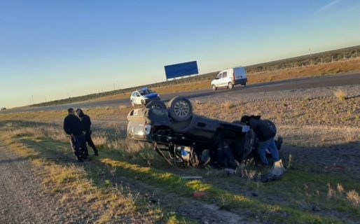 Perdió el control de su auto y volcó al costado de la ruta