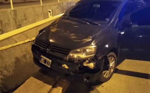 Conducía en estado de ebriedad, perdió el control del auto y casi cae al canal evacuador