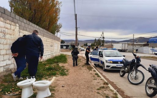 Los detuvieron in fraganti  cuando robaban un inodoro y un bidet