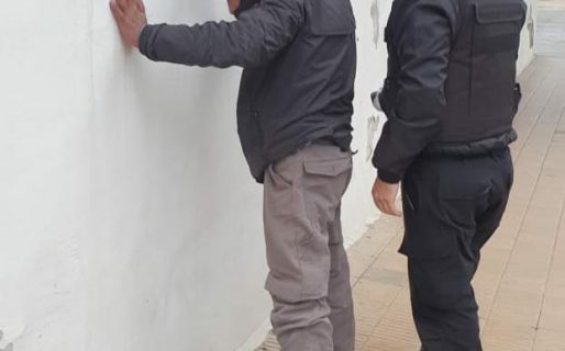 En pleno centro robó elementos de pintura profesional del interior de un WV Gol