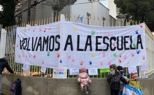 Comodoro: Padres Organizados se manifiestan frente al munipio por el regreso a las aulas