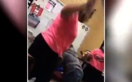 Maestra dio seis tablazos a una niña por dañar una computadora: la madre estaba presente