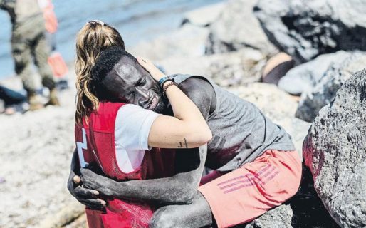 La insultaron por abrazar a un inmigrante