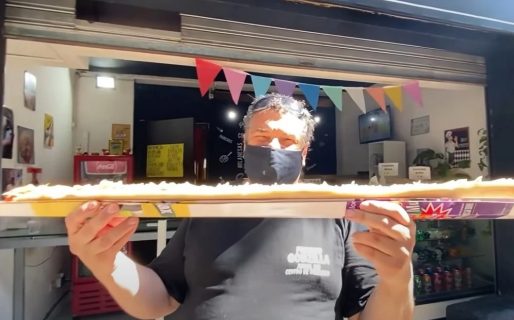 Cómo se hace el exitoso pancho más largo de Argentina: se llama “Anaconda” y mide 1,30 metro