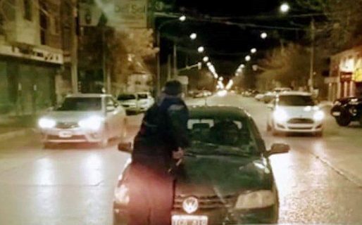 Embarazada y con un bebé, arrastró a un policía en el capot para evitar un control
