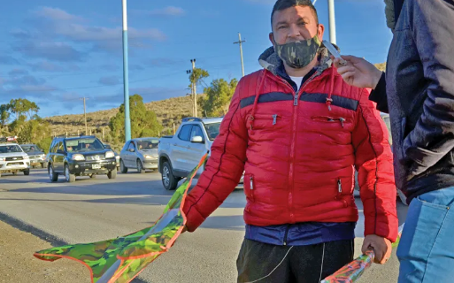 Se quedó sin trabajo y vende barriletes para mantener a su familia