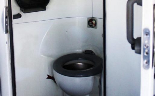 Intentaron robar gasolina de un colectivo, pero por error chuparon del depósito del baño