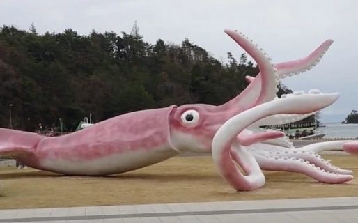 Una ciudad gastó los fondos anti Covid en construir la estatua de un calamar