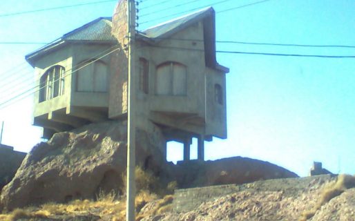 La casa en Puerto Deseado que se balancea en una roca, pero no se cae hace más de 25 años