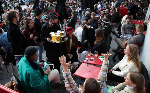 ¿El consumo de alcohol podría contribuir a más contagios de COVID-19 en lugares públicos?