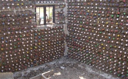 No pudo pagar el alquiler e iba a quedar en la calle, pero se construirá una casa con materiales reciclados