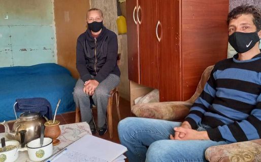 Daniel junta bidones para construirse su casa natural frente a El Faro