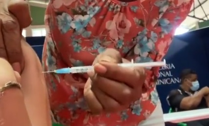 En República Dominicana denuncian que ponen a vacunar a gente sin experiencia y que no se cumplen las medidas de higiene