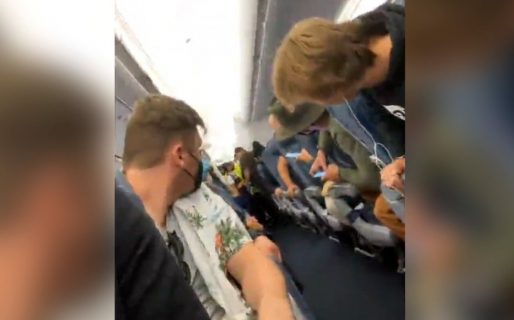 Una mujer dio a luz en pleno vuelo sobre el Pacífico