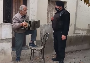 Conmovedor video: “Don Casas” homenajeó a la Policía con su bandoneón