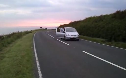 Nadie lo puede creer: Electric Brae, el camino donde los autos bajan «para arriba»