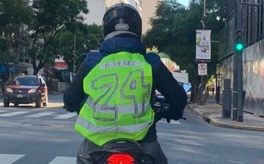 La creatividad a la orden del día: se pintó la de Enzo Pérez arquero en el chaleco reflectante