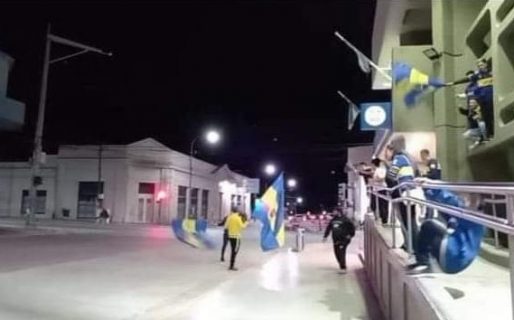 Boca eliminó a River y un grupo de hinchas celebró en el centro