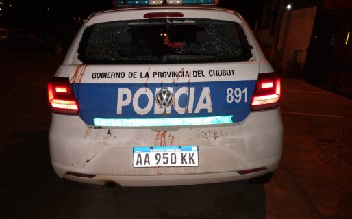 Tras ser detenido rompió la luneta de un patrullero con la cabeza